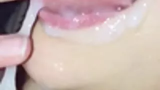 Due belle donne nere succhiano il donne mature vecchie pene bianco e leccano le palle