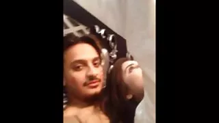 La bruna in tuta si è arresa alla pecorina e si è fatta video hard con nonne sborrare sul viso