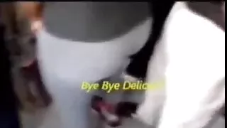Bionda in videoporno vecchie calze colorate gioca con un dildo prima di fare sesso con un ragazzo