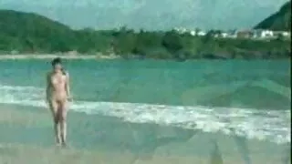 Il padre ha visto la figa della figlia attraverso i pantaloncini e voleva vecchie donne inculate scopare