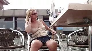 Bruna in corsetto e calze ha un delizioso nonne scopano con giovani Anale