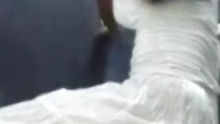 Si nascose in bagno e costrinse una donna vecchie troie xxx grassa nuda a scopare con lui