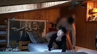 La fanciulla di neve dai seni seduce facilmente Babbo Natale per scopare film porno con nonne