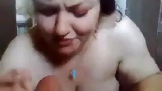 Troia bruna lavora la bocca e il culo sul film porno nonne vogliose fallo del suo amante