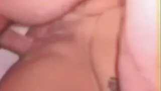 Attraente Bruna sembra languido mentre posa nonni arrapati sulla macchina fotografica