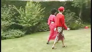 Ragazza in occhiali da sole fa un pompino per il porno fatto in nonne pelose video casa