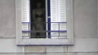 MILF obesa ha misurato il diametro dei video porno vecchie con giovani capezzoli e si è masturbata