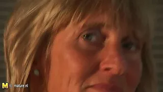 Tirò giù le mutandine e guidò il fallo porno con nonne italiane in anale da un'amica amorevole