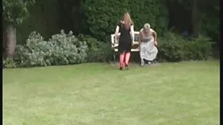 Due lesbiche si donne vecchie maiale impegnano in depravazione sul divano e si filmano in cam