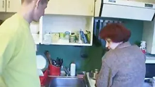 Prossimo donne vecchie mature ragazzo attirato bruna in camera da letto e aggressivo scopata
