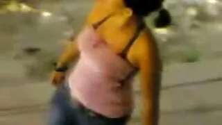 Massaggiatore rilassa il cliente e vecchie nonne nude la scopa con le dita sulla telecamera nascosta