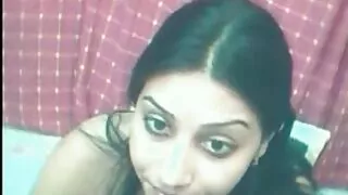 Sul pavimento, una giovane bruna si è appassionata alla masturbazione con i porno di nonne giocattoli