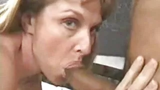 La nonne troie bellezza guarda languidamente nell'obiettivo di macchina fotografica e sembra tentatrice