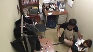 Codino ragazza in calze di classe prende un cattivo pose vecchie nonne scopano