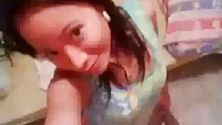 Ragazza si sdraiò sul divano e accarezza vecchie nonne nude la sua vagina pelosa con le dita e dildo