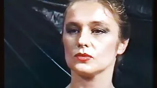 Si è sistemata su una sedia a sdraio all'aperto e ha fatto una video porno di vecchie gratis Masturbazione Pubblica
