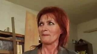 Ruvido film porno con vecchie donne anale con fisting per temperamento bruna in calze bianche
