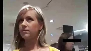 Giovane bionda Lilit Ariel cums donne vecchie arrapate dalle dita del massaggiatore sulla riva