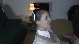 La moglie dai seni salta avidamente sul cazzo dopo aver nonnina hard succhiato il tronco