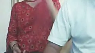 Volgare Aidra Fox gestisce un grosso fallo di ebano con la bocca e la figa poeno nonne